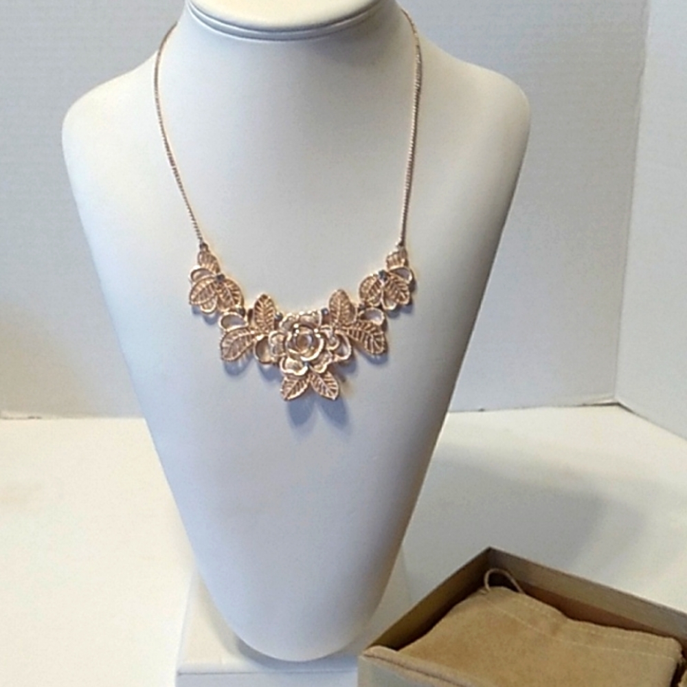 Beautiful gold tone neckless